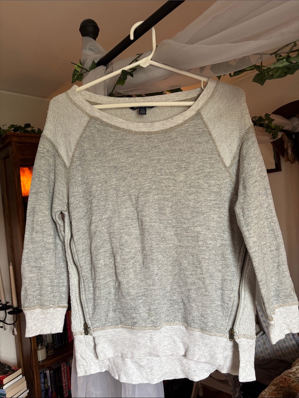 American Eagle gray top